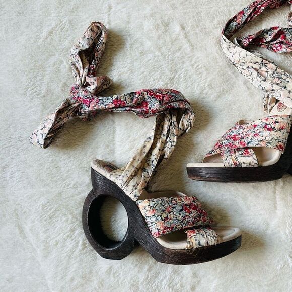 Louis Vuitton Printed Floral Abstract Heels - Picture 2 of 10